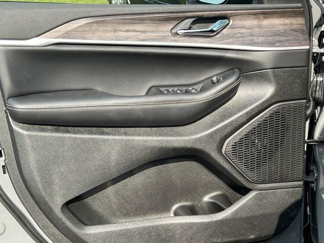 2027 Jeep Grand Cherokee Laredo Altitude