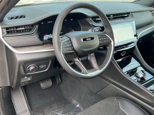 2027 Jeep Grand Cherokee Laredo Altitude