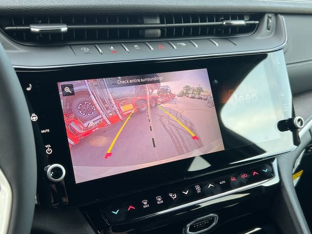 2027 Jeep Grand Cherokee Laredo Altitude
