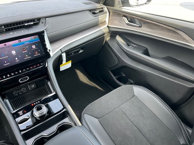 2027 Jeep Grand Cherokee Laredo Altitude