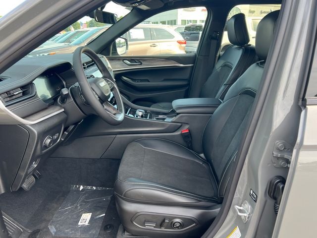 2027 Jeep Grand Cherokee Laredo Altitude