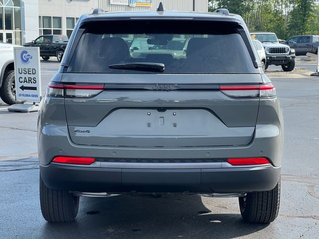 2027 Jeep Grand Cherokee Laredo Altitude