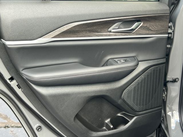 2027 Jeep Grand Cherokee Laredo Altitude