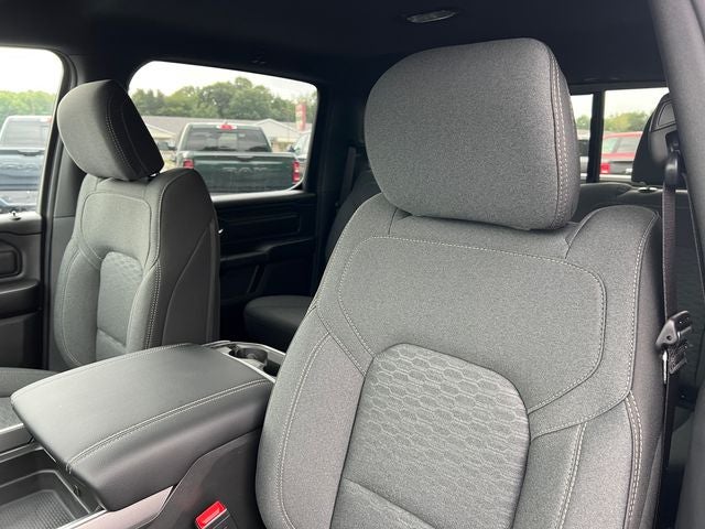 2027 RAM 1500 RAM 1500 EXPRESS CREW CAB 4X4 5'7' BOX