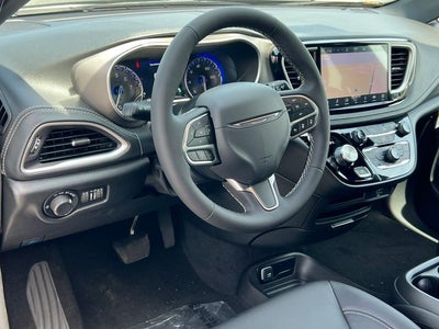 2027 Chrysler Pacifica PACIFICA SELECT AWD