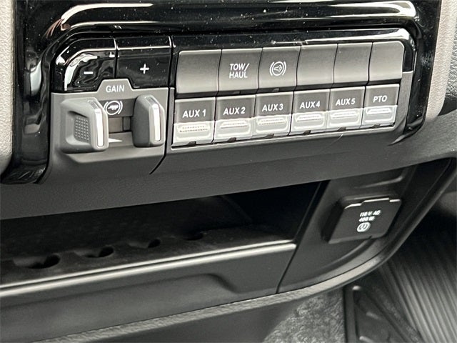 2026 RAM 5500HD RAM 5500 BIG HORN CHASSIS REGULAR CAB 4X4 84' CA