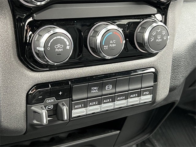 2026 RAM 5500HD RAM 5500 TRADESMAN CHASSIS CREW CAB 4X4 84' CA